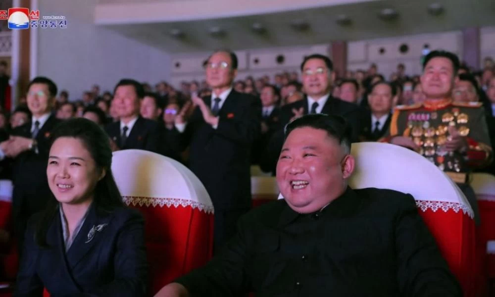 Εμφανίστηκε δημόσια η σύζυγος του Κιμ Γιονγκ Ουν μετά από 1 χρόνο